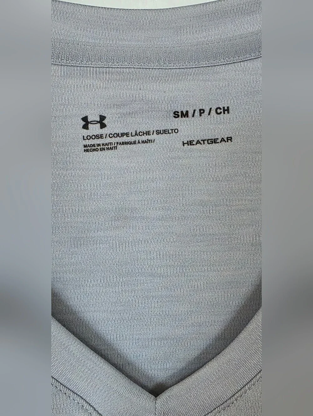 Under Armour Women’s Light Gray V-Neck Loose Fit, Heatgear, T-Shirt     Sz S